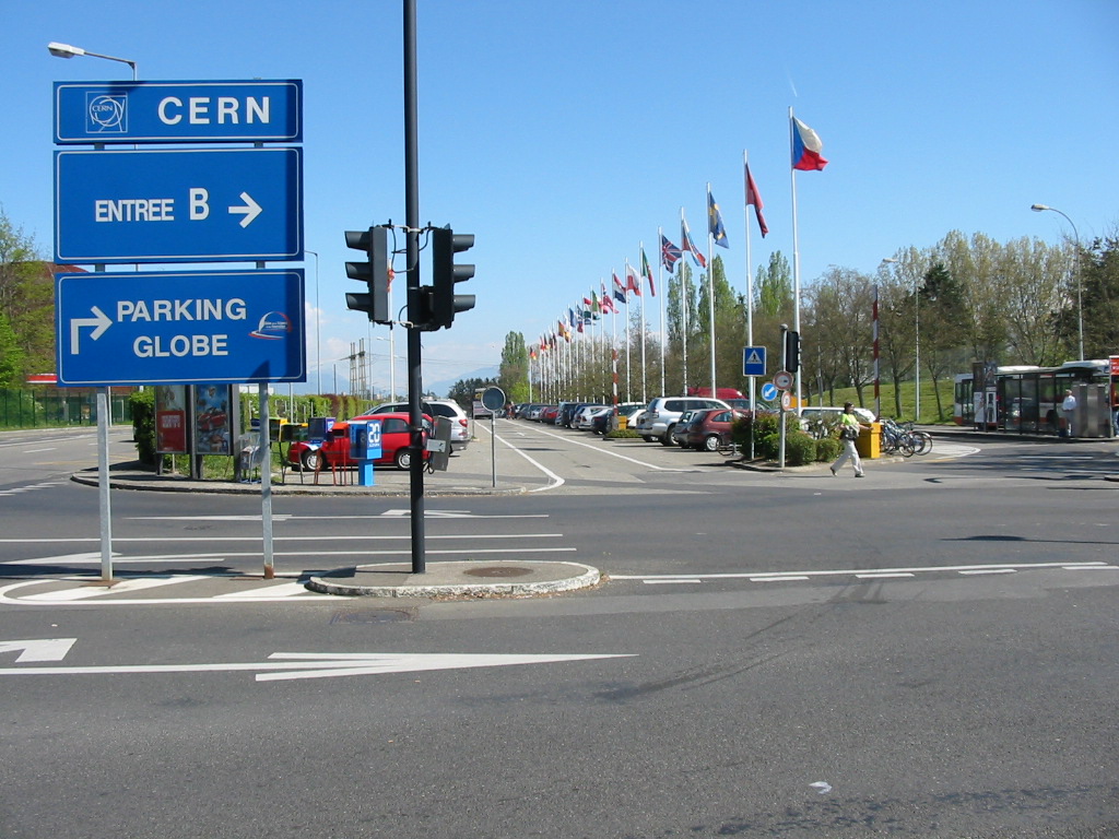 Przed wejciem do Laboratorium w Cern...