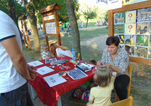 Mamy robiące dzieciom tatuaże