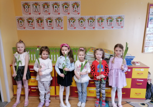 Dziewczynki z tulipanami otrzymanymi od chłopców z grupy