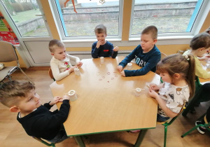 Dzieci przygotowują się do wykonania świecy z wosku pszczelego
