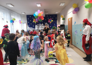 przebrane dzieci tańczą wraz z nauczycilkami