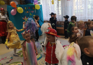 dzieci bawią się na zabawie karnawałowej