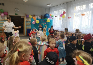 dzieci tańczą