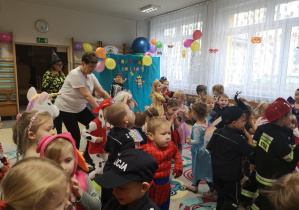 dzieci bawią się na zabawie karnawałowej