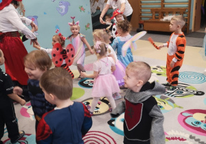 Pani Ania tańczy ze swoja grupą