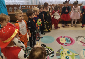 dzieci bawią sie w kółeczku