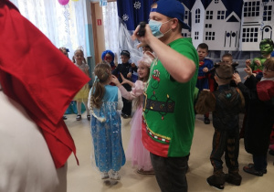 wodzirej pokazuje różne tańce