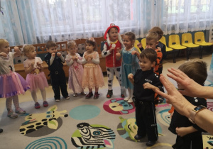 dzieci bawią sie w kółeczku