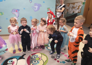 dzieci tańcza kaczuszki