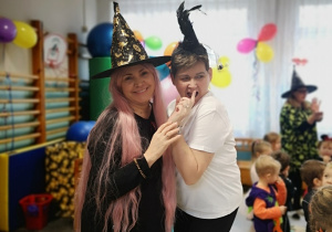 Pani Dorota i pani Ania pozują do zdjęcia