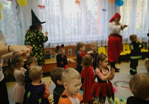Dzieci tańczą