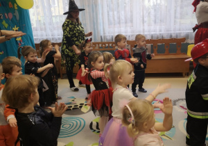 Dzieci tańczą