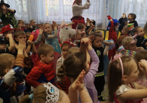 Dzieci tańczą i klaszcza w dłonie