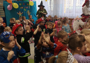 Dzieci tańczą i klaszcza w dłonie