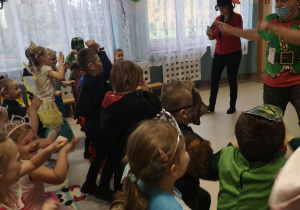 dzieci pokazuja różne figury