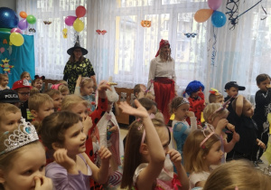 dzieci pokazuja różne figury