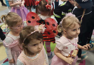 dziewczynki słuchaja co mówi wodzirej