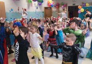 dzieci bawia się na zabawie