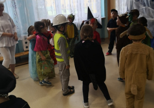 dzieci stoją wkółku