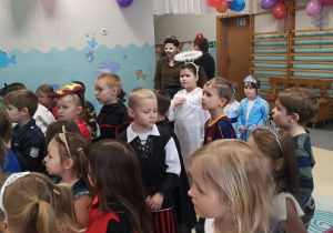 dzieci szykują się do zabawy