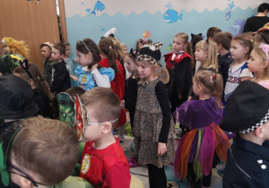 dzieci słuchają wodzireja