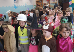 dzieci w przebraniach karnawałowych bawią się na balu
