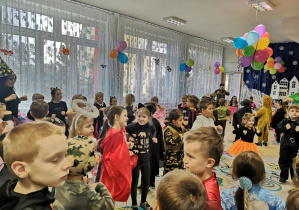 dzieci tańczą w kółeczkach