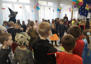 dzieci tańczą w kółeczkach