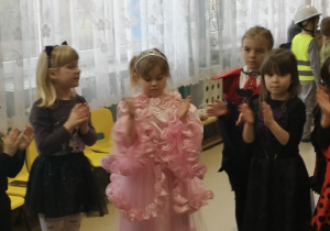 dziewczynka przebrana za królewnę
