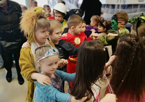 dzieci robią węża