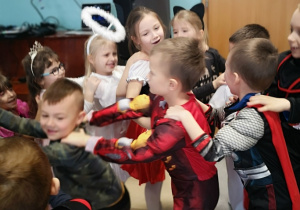 dzieci robią węża