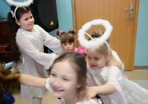 dzieci robią węża