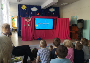 dzieci z zainteresowaniem obserwuja spektakl