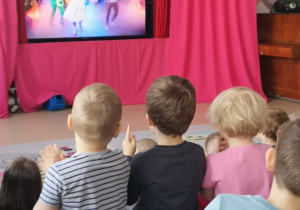 Bal u Alicji.Postacie zwierząt tańczą na balu