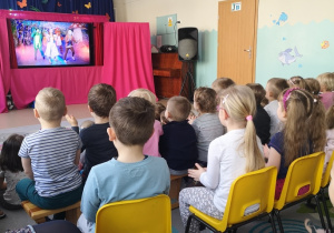 Bal u Alicji.Postacie zwierząt tańczą na balu