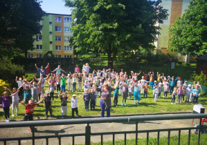 dzieci uczestniczą w zabawie