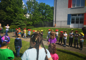 dzieci śpiewaja piosenkę i pokazuja gestem słowa