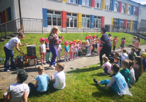 dzieci stoją w kapeluszach i uczestniczą w zabawie