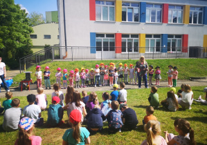 orkiestra "kapeluszników" wykonuje koncert