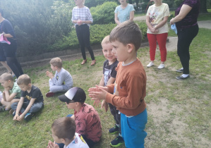 dzieci klaszczą w dłonie