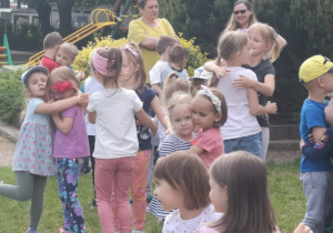 Dzieci uczestnicza w zabawie o misiach