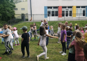 Dzieci uczestnicza w zabawie o misiach