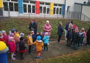 dzieci zebrały się w miejscu zbiórki