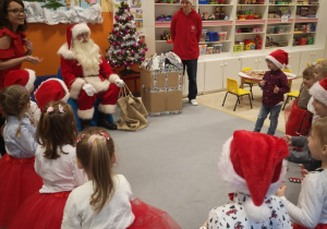 dzieci występują przed Mikołajem,śpiewają piosenkę