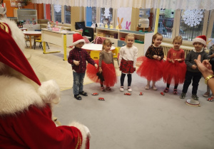 dzieci występują przed Mikołajem,śpiewają piosenkę