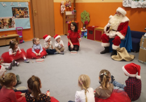 dzieci występują przed Mikołajem,śpiewają piosenkę