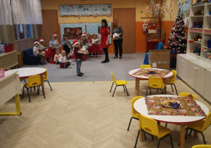 dzieci żegnąją się z Mikołajem