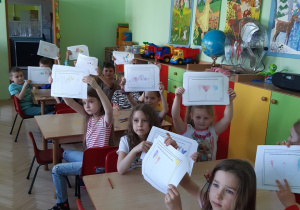 Dzieci prezentują swoje prace