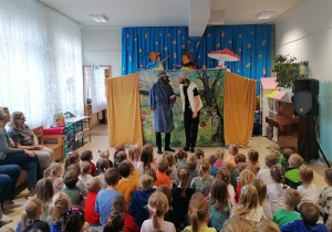 dzieci oglądają teatrzyk