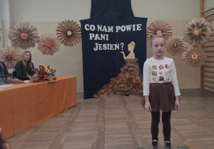 dziewczynka przebrana za wiewiórkę mówi wiersz